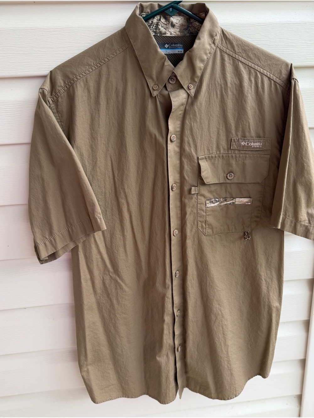 Columbia Men's Short-Sleeve Button-Up Shirt in Olive/Tan Medium camo trim